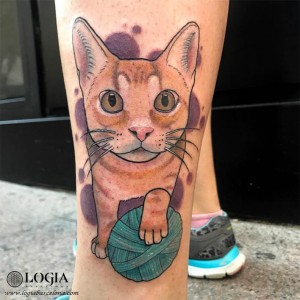 tatuaje-pierna-gato-color-logia-barcelona-ester-sans 